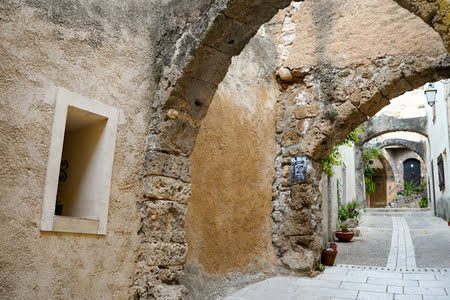 Verrassende vakantie in de VAR | Je ontdekt het met onze 6 tips 7 Le var a velo vieille ville villecroze les grottes cfotograaf travelsbymonique