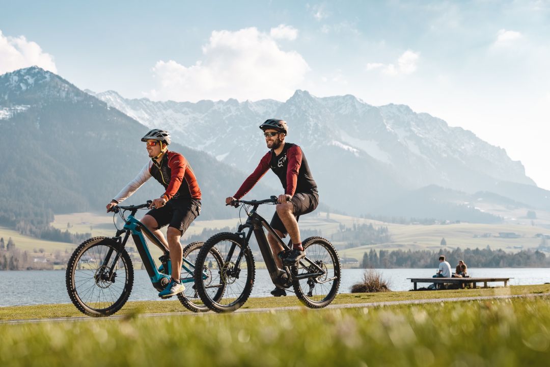 Nieuwe energie opdoen in de lente in Oostenrijk? Dit zijn onze tips! 2 bei herrlichem wetter um den see radeln c mathaus gartner das walchsee aktivresort
