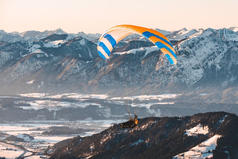 Nieuwe energie opdoen in de lente in Oostenrijk? Dit zijn onze tips! 3 paragleiten ueber die verschneite region c mathaus gartner das hohe salve sportresort