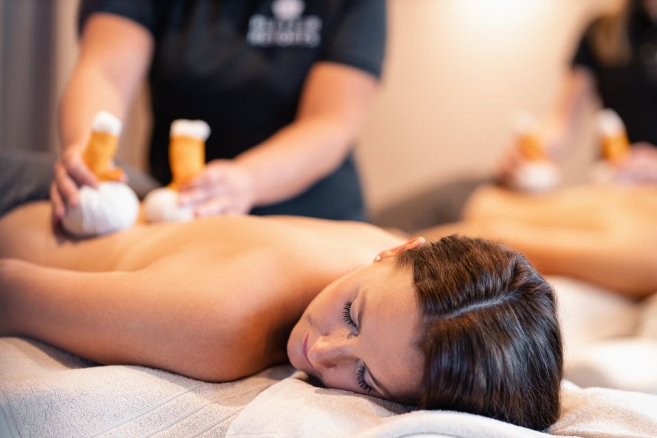 Nieuwe energie opdoen in de lente in Oostenrijk? Dit zijn onze tips! 4 wohltuende kraeuterstempelmassage c daniel waschnig das walchsee aktivresort