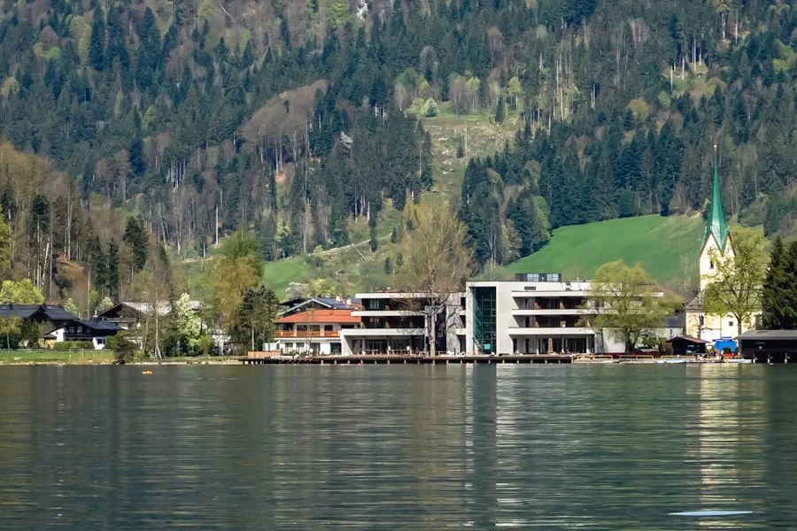 Walchsee lakeside nieuw in kaiserwinkl tirol in de lente cfotograaf travelsbymonique 1