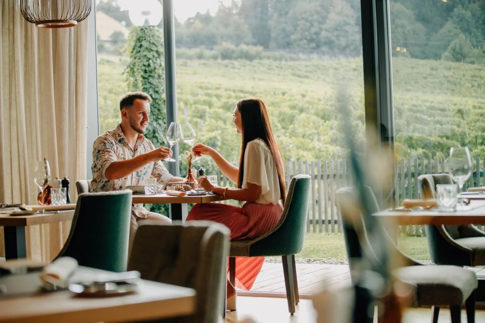auf einen schoenen urlaub anstossen c karin bergmann ratscher landhaus