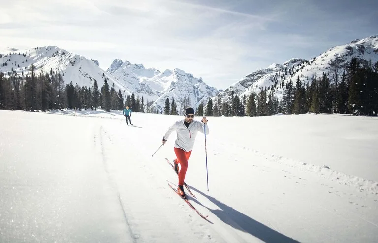 De mooiste wintersport vakantie in de Dolomieten | Ontdek het Pustertal 5 langlaufen in winterlicher kulisse c manuel kottersteger hirben naturlaub