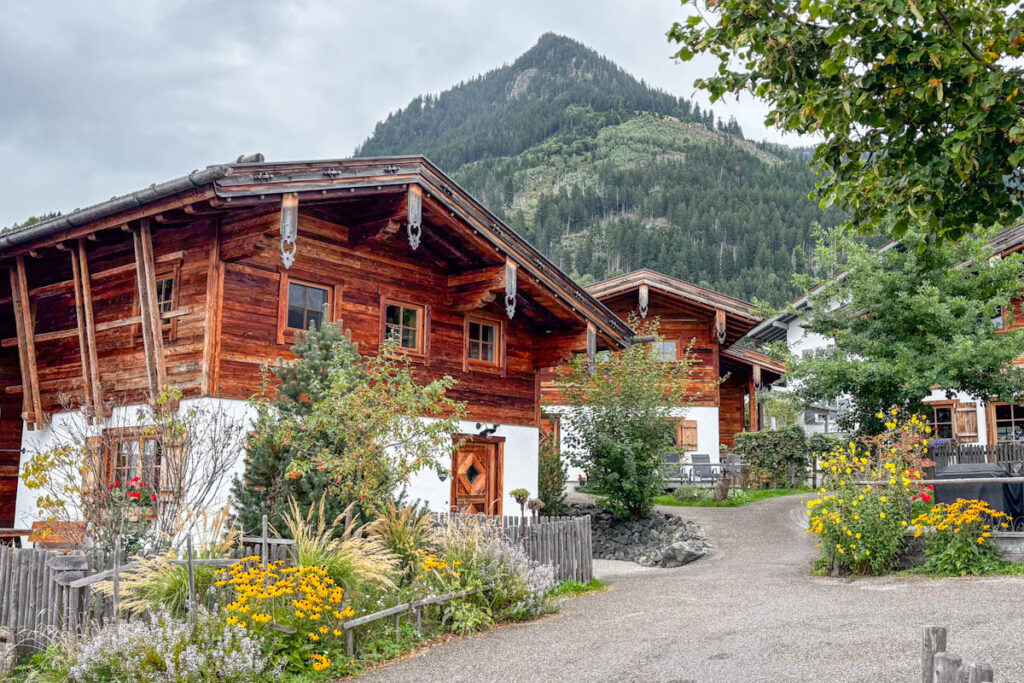 Waarom Alpzitt Chalets Allgäu de beste plek is | Alles wat telt is er 4 Allgau alpzitt chalets dorpje ©travelsbymonique