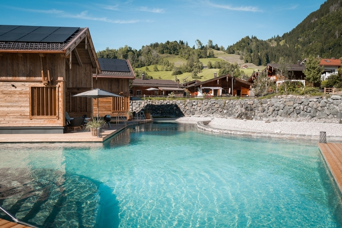 Naturbadesee mit traumhafter Aussicht c Ulla Waelder Alpzitt Chalets