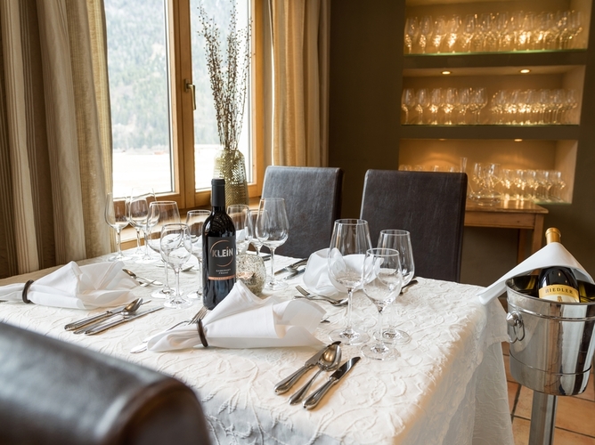 Herfstvakantie met het gezin aan de Achensee | Familie paradijs in Tirol 10 Gedeckter Tisch c Dabernig Hannes Familienparadies Sporthotel Achensee