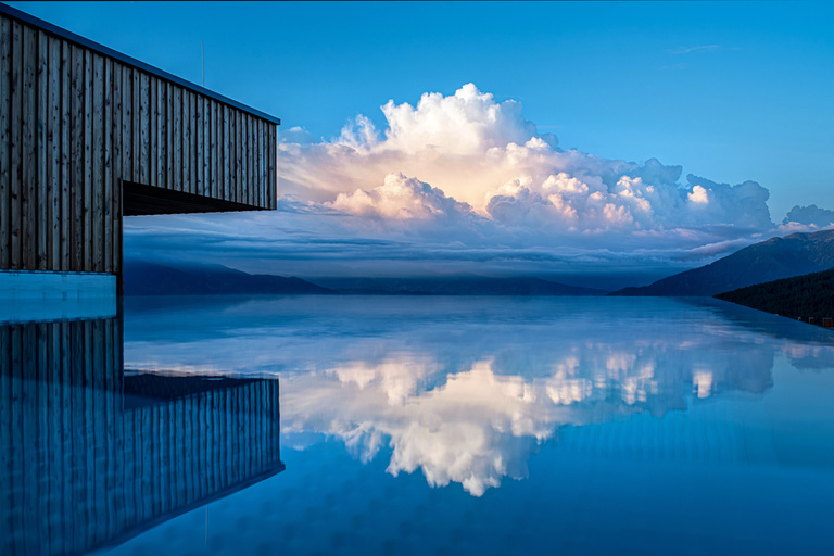 Tratterhof Pool Chalet bij avondschemering