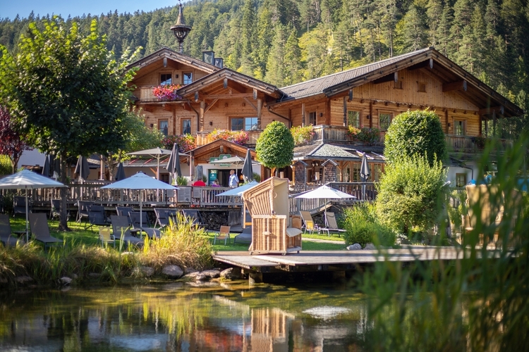 Herfstvakantie met het gezin aan de Achensee | Familie paradijs in Tirol 13 Naturteich des Sporthotels c Huebner Nadja Familienparadies Sporthotel Achensee