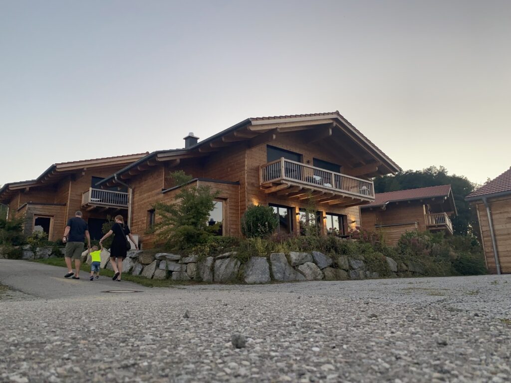 familievakantie-luxe-kamperen-chalet-vitalcamp-bayerbach