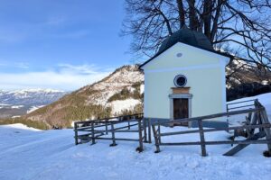 Oostenrijk pyhrn priel spital sneeuwschoenwandelen kapelletje uitzicht ©travelsbymonique