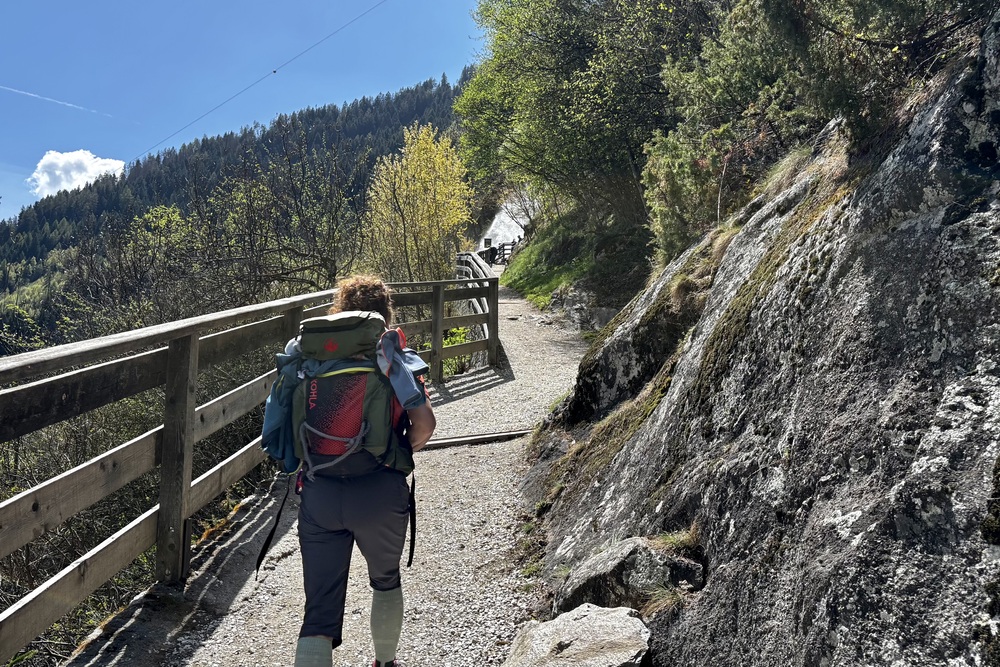 Voel het voorjaar in Zuid-Tirol | Kom wandelen en genieten tussen bergen en bloesem 12 Pad naar Parschinser waterval