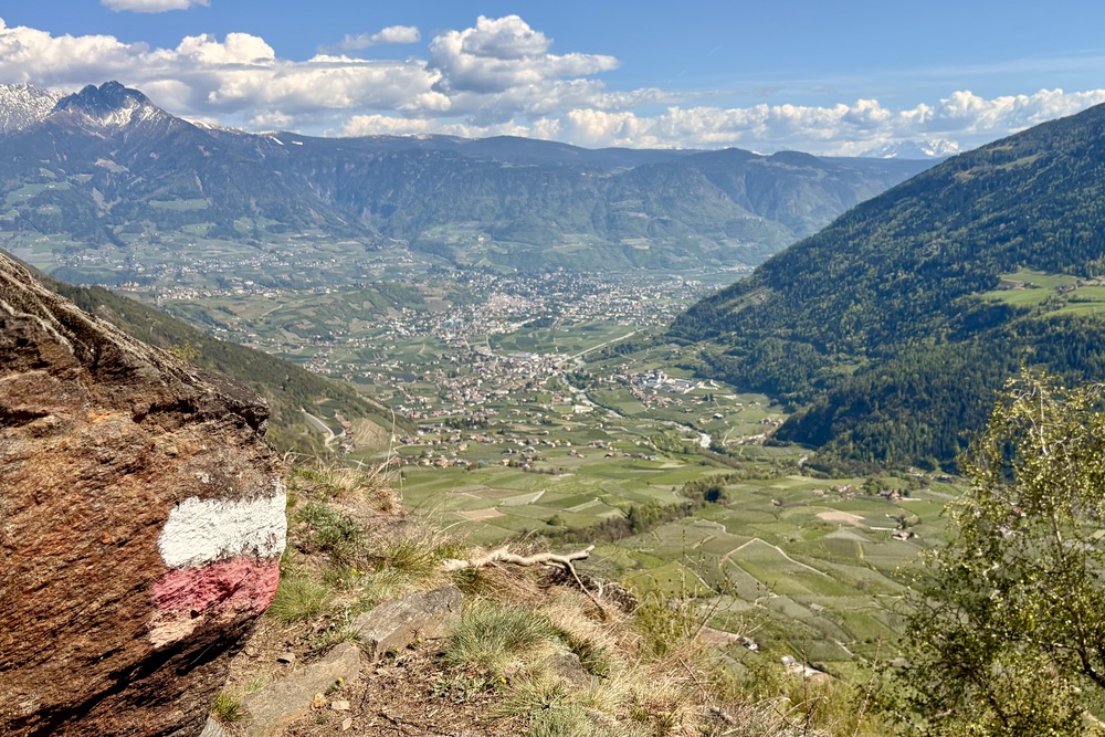 Voel het voorjaar in Zuid-Tirol | Kom wandelen en genieten tussen bergen en bloesem 15 partschinser hoehenweg met uitzicht op meran