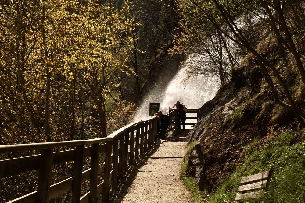 Voel het voorjaar in Zuid-Tirol | Kom wandelen en genieten tussen bergen en bloesem 11 Partschinser Wasserfall