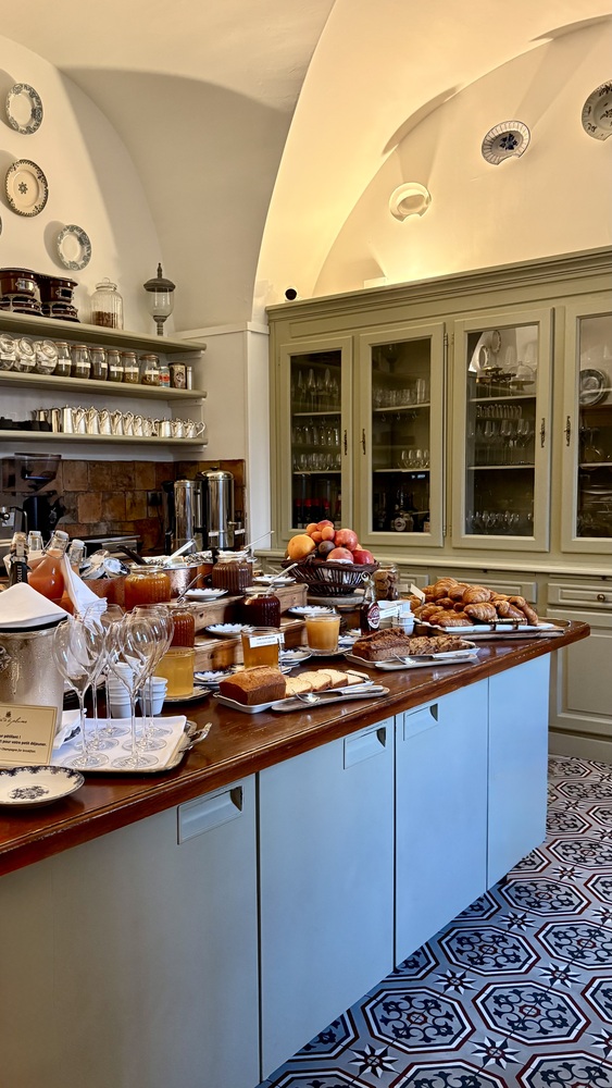 Drôme Provençale | 5 dagen langs lavendel, cultuur & tijdloze dorpen in Zuid-Frankrijk 22 Keuken met ontbijt in Les Maisons du Clair de la Plume Grignan Drôme Provençale Frankrijk