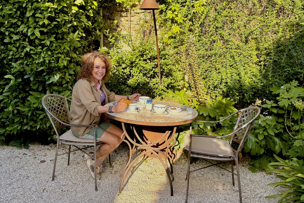 Drôme Provençale | 5 dagen langs lavendel, cultuur & tijdloze dorpen in Zuid-Frankrijk 23 Frankrijk Grignan hotel Maison de Claire de la plume ontbijt tuin