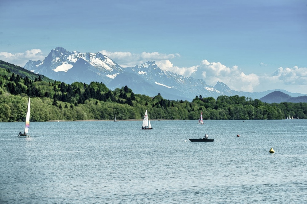 Isère - Franse Alpen | De mooiste 5 zwemmeren voor verkoeling in de zomer 5 Frankrijk Isère - zeilboten - meer