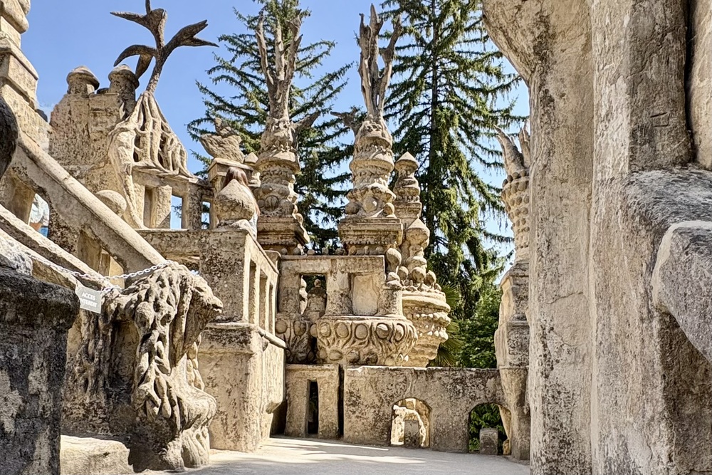 Drôme Provençale | 5 dagen langs lavendel, cultuur & tijdloze dorpen in Zuid-Frankrijk 14 Frankrijk Palais Ideal du facteur Cheval