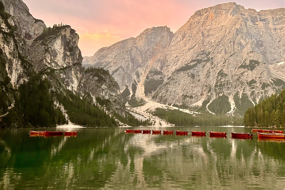Italië Dolomieten Pragser Wildsee bij zonsopkomst