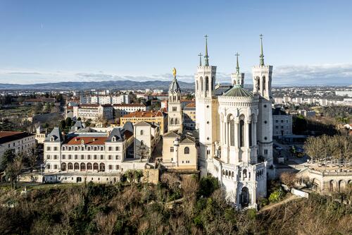 Drôme Provençale | 5 dagen langs lavendel, cultuur & tijdloze dorpen in Zuid-Frankrijk 8 Frankrijk Lyon Fourvière Basilica met links restaurant Bulle
