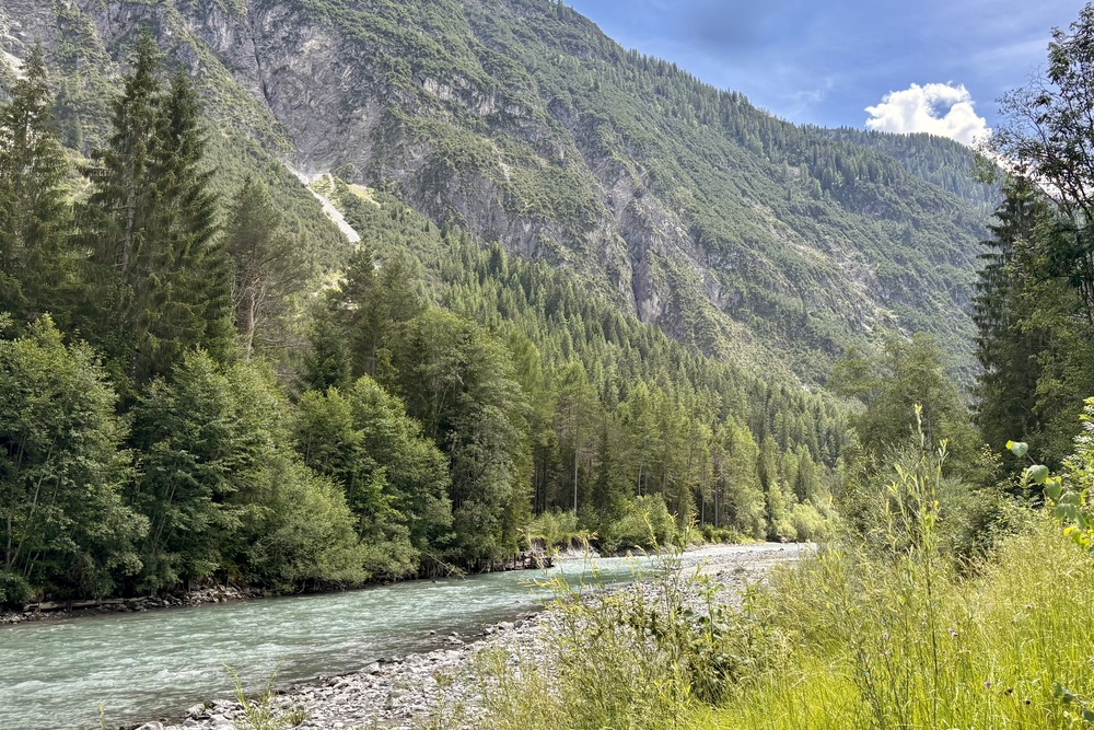 Lechtal - Tirol, Oostenrijk | 5 mooiste activiteiten voor levensgenieters in zomer en de herfst 12 Lechtal fietsroute langs rivier de Lech