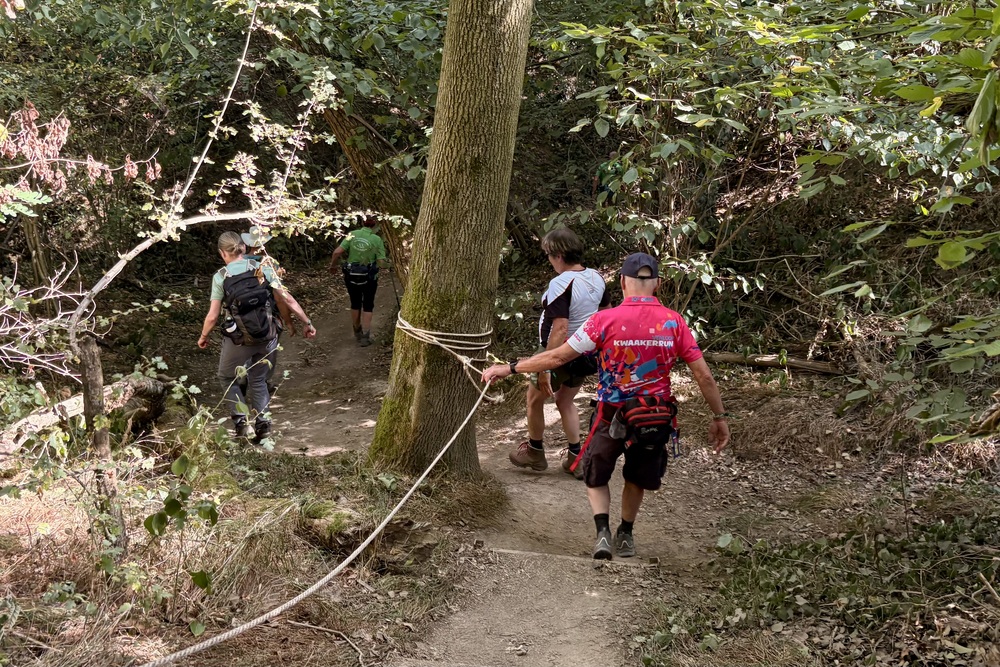 Zuid-Limburg-heuvelland-wandel4daagse-zomer-afdalen langs een touw