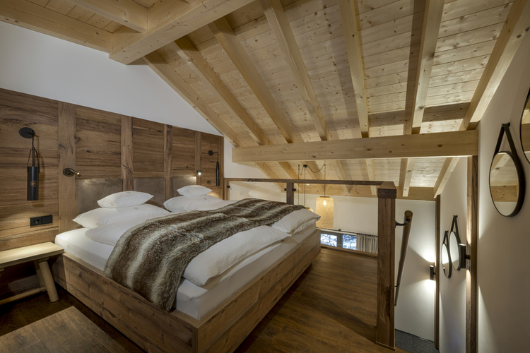Vakantie met hond op de Sonnenalp: luxe, natuur & 1000 m² hondengeluk 3 Hofgut slaapgedeelte Sonnenalp Resort