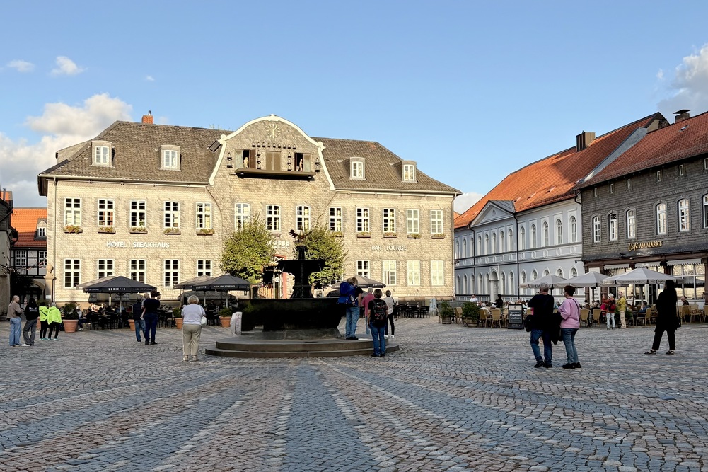 Publiek kijkt naar het Glocken‑ und Figurenspiel op de markt in Goslar