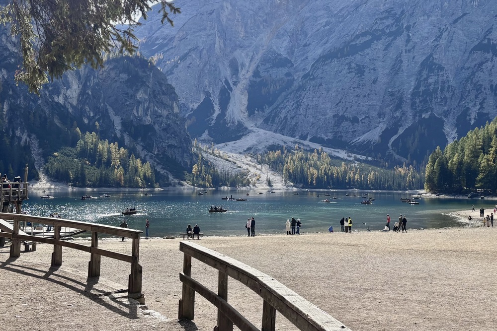 Drukte tijdens de herfst aan de Pragser Wildsee in de Dolomieten