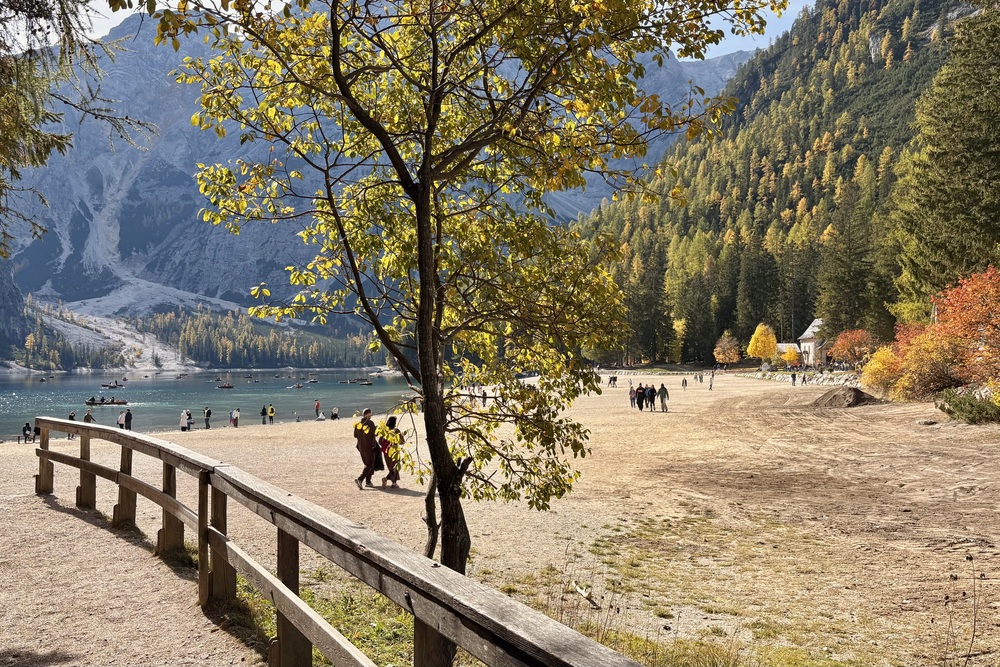 Dolomieten Pragser Wildsee in de herfst