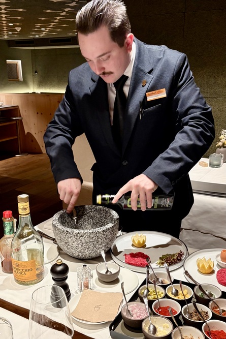 Naturhotel Leitlhof bereiding aan tafel van steak tartaar