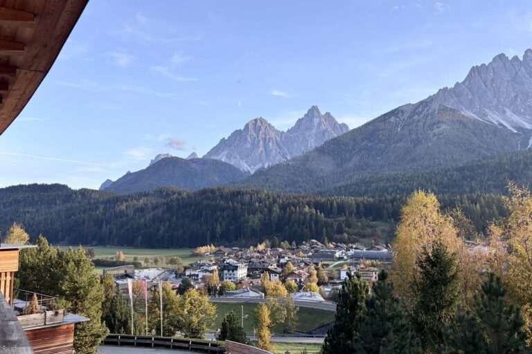 Dolomieten in de Herfst | Wandelen, fietsen en genieten vanuit Naturhotel Leitlhof in Innichen/San Candido 1 Innichen Naturhotel Leitlhof uitzicht op Dolomieten